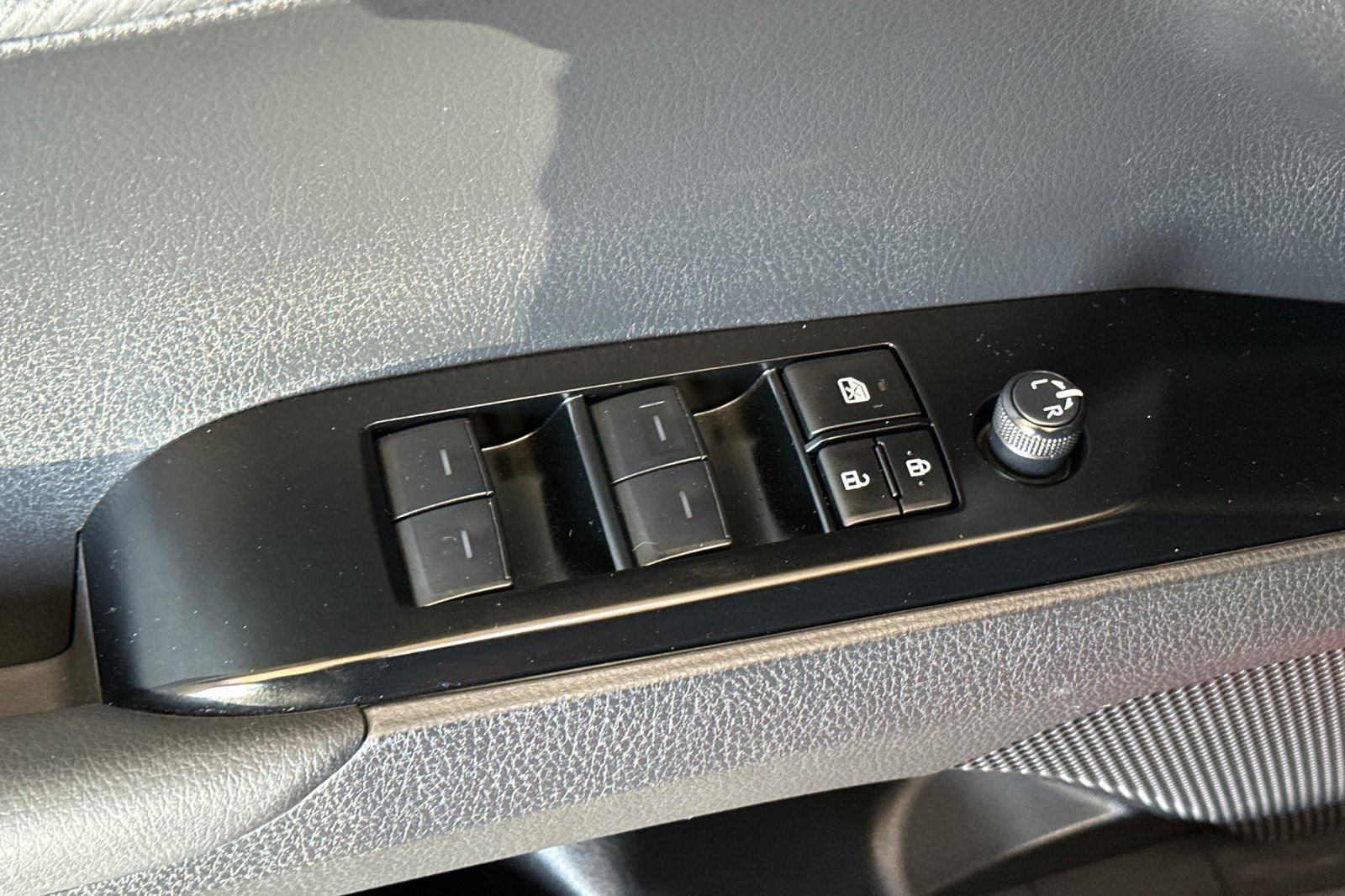 Used 2025 Toyota Camry SE w/ Multimedia Upgrade Package FWD image 11
