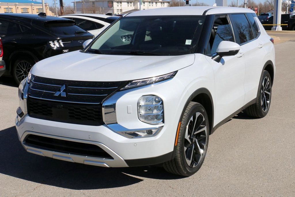 Used 2024 Mitsubishi Outlander SE image 2
