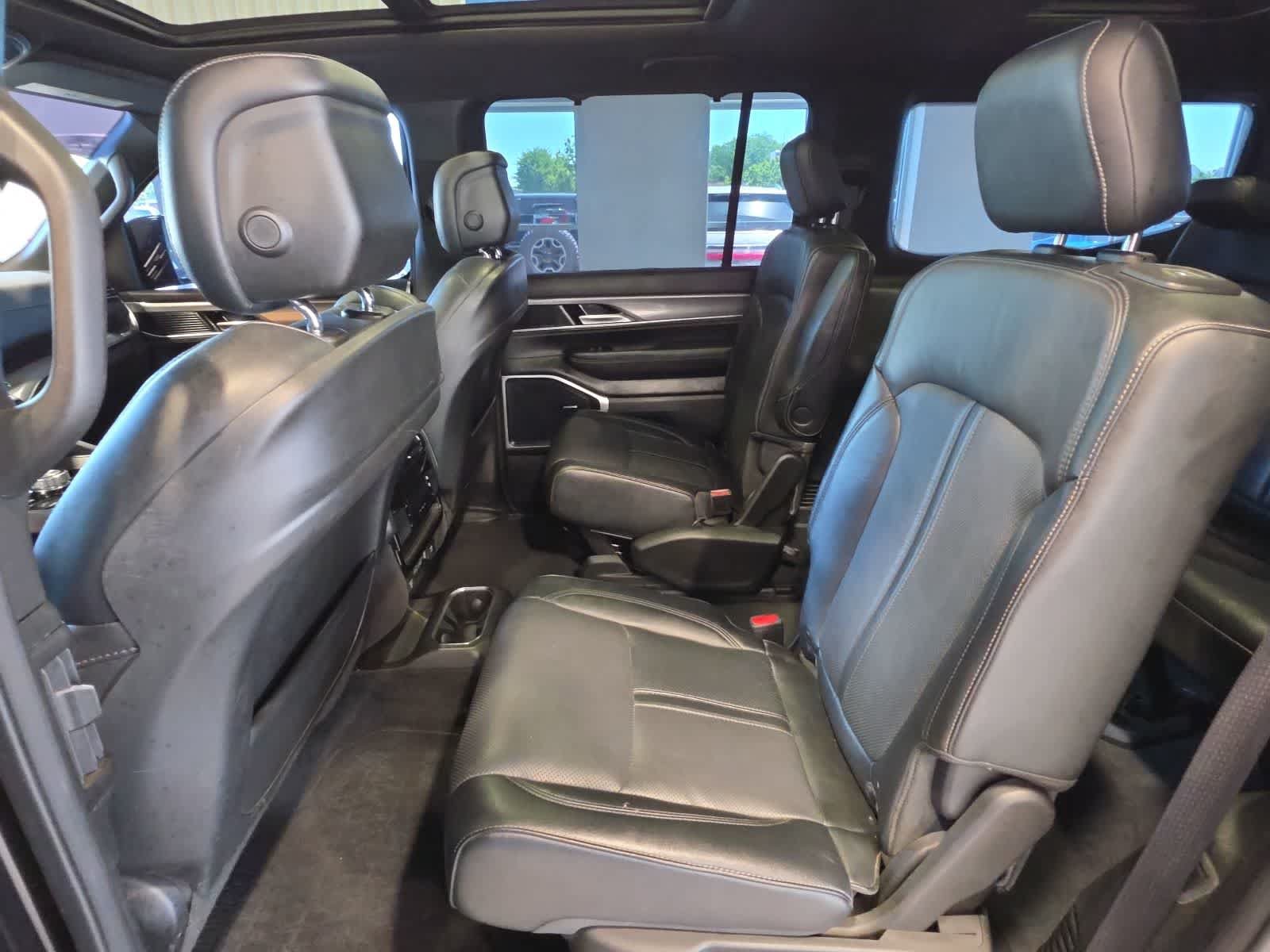Used 2022 Jeep Wagoneer Series II AWD/4WD image 32
