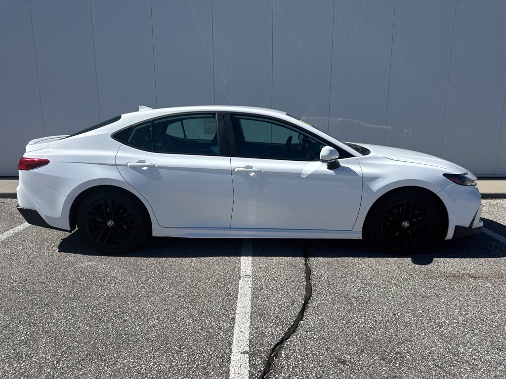 Used 2025 Toyota Camry SE FWD image 9