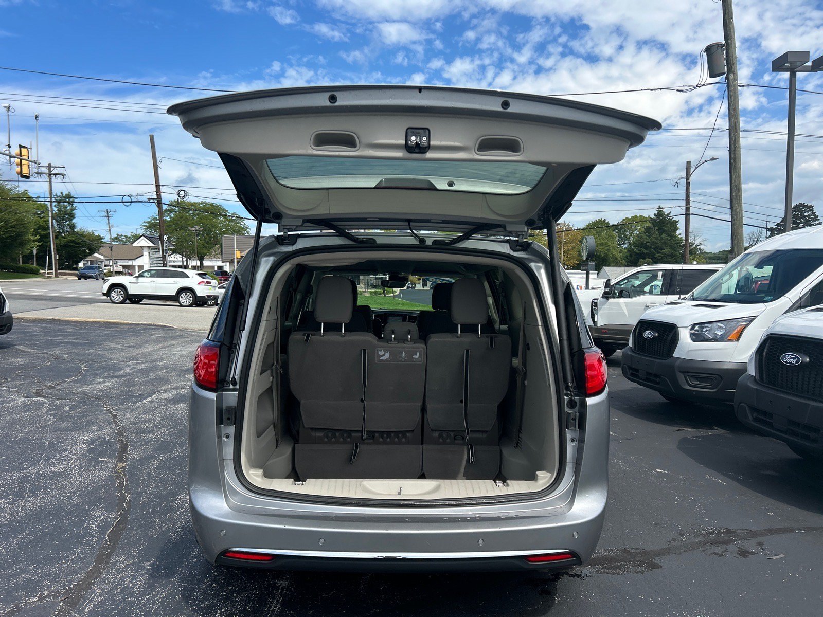 Used 2020 Chrysler Pacifica Touring w/ Advanced Safetytec Group FWD image 15