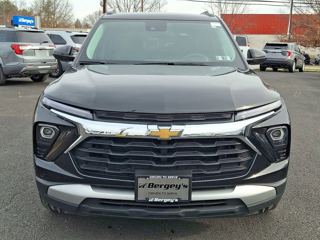 Used 2025 Chevrolet TrailBlazer LT AWD/4WD image 2