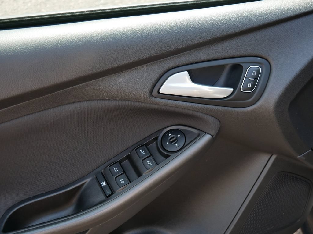 Certified 2018 Ford Focus SEL FWD image 16