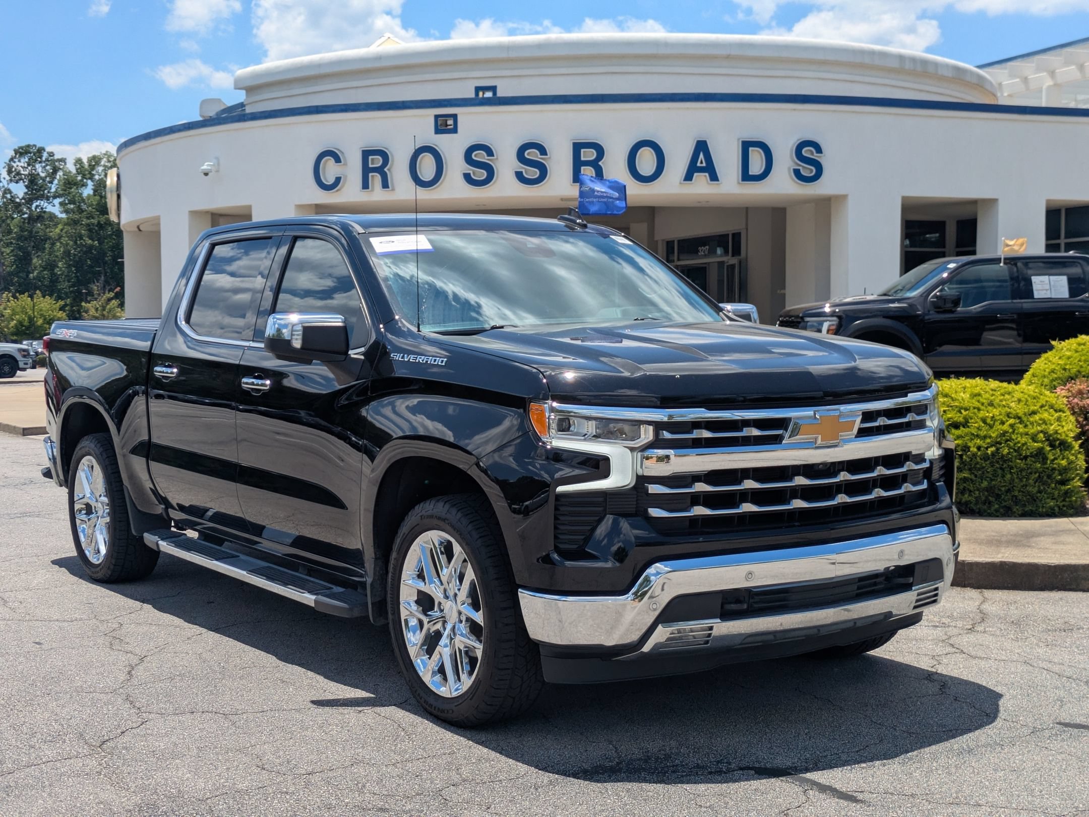 Used 2023 Chevrolet Silverado 1500 LTZ w/ Technology Package AWD/4WD image 1