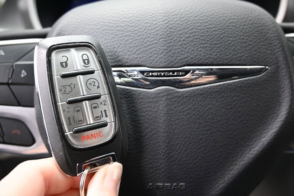 Used 2023 Chrysler Pacifica Touring-L FWD image 44
