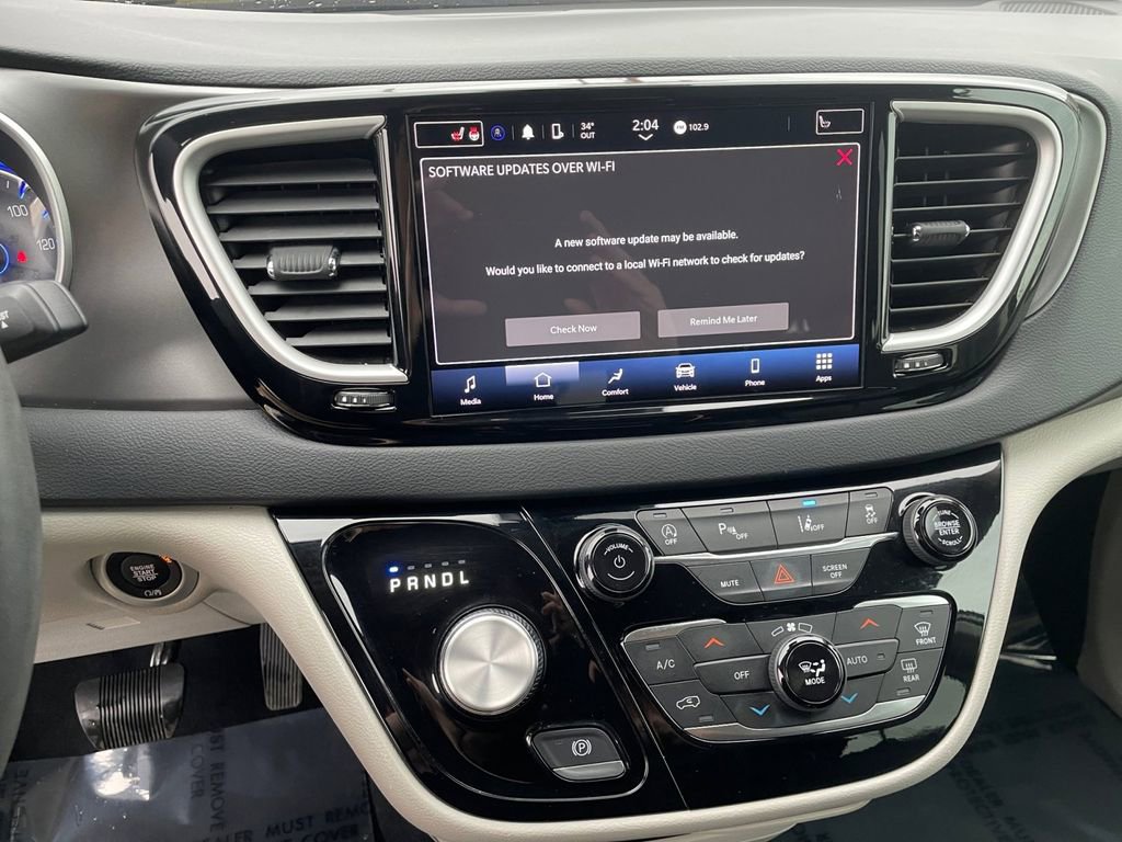 Used 2023 Chrysler Pacifica Touring-L FWD image 17