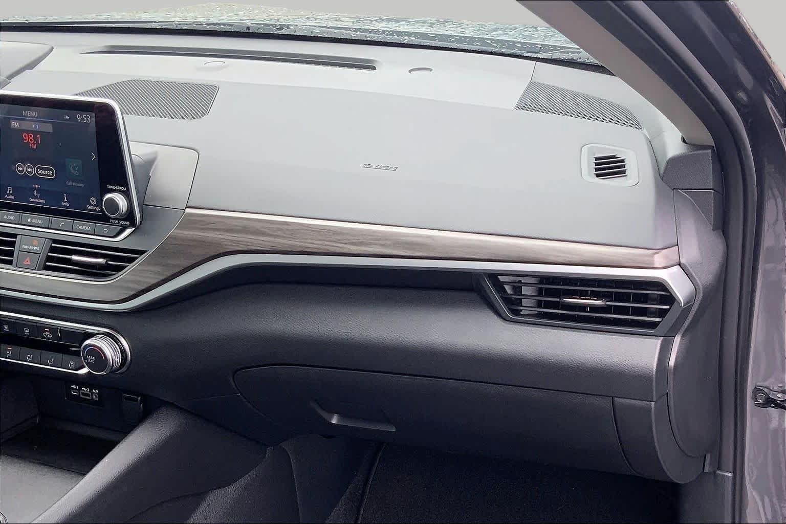 Used 2025 Nissan Altima 2.5 SV FWD image 18