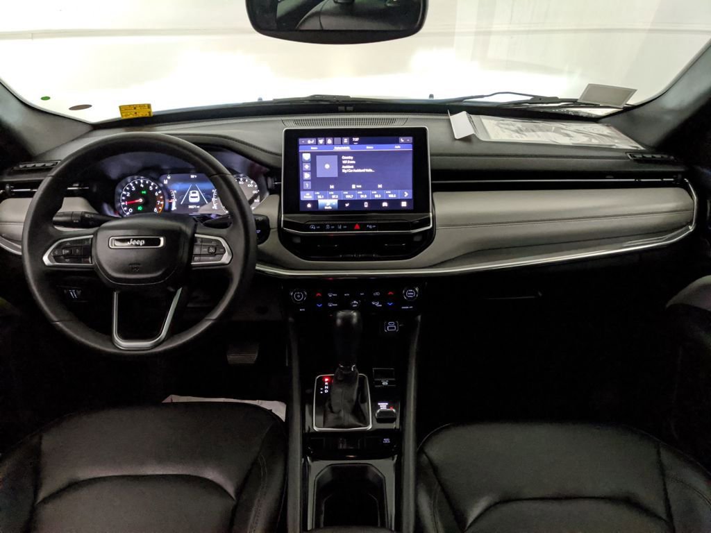 Used 2024 Jeep Compass Limited image 13