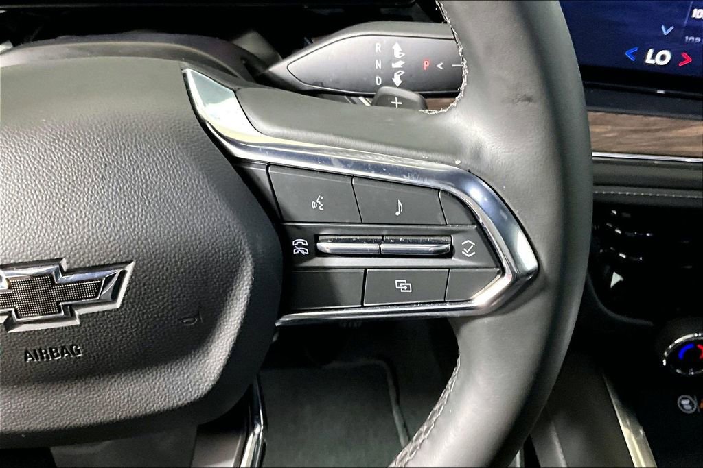 Used 2025 Chevrolet Suburban Z71 image 15