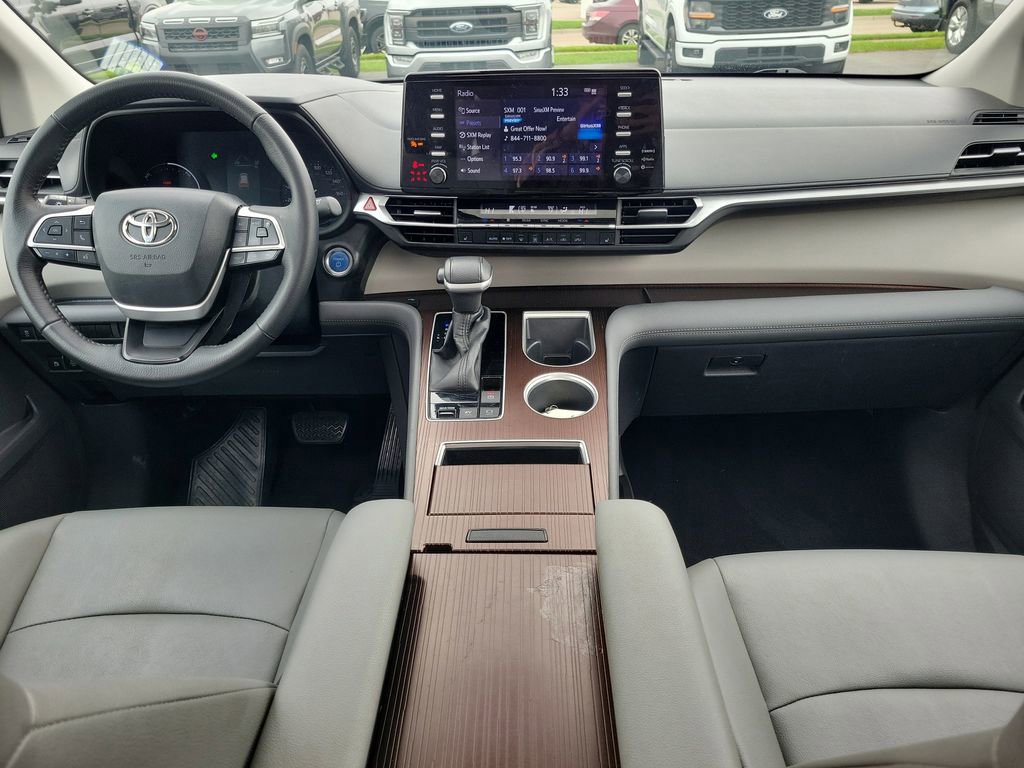 Used 2022 Toyota Sienna XLE image 11