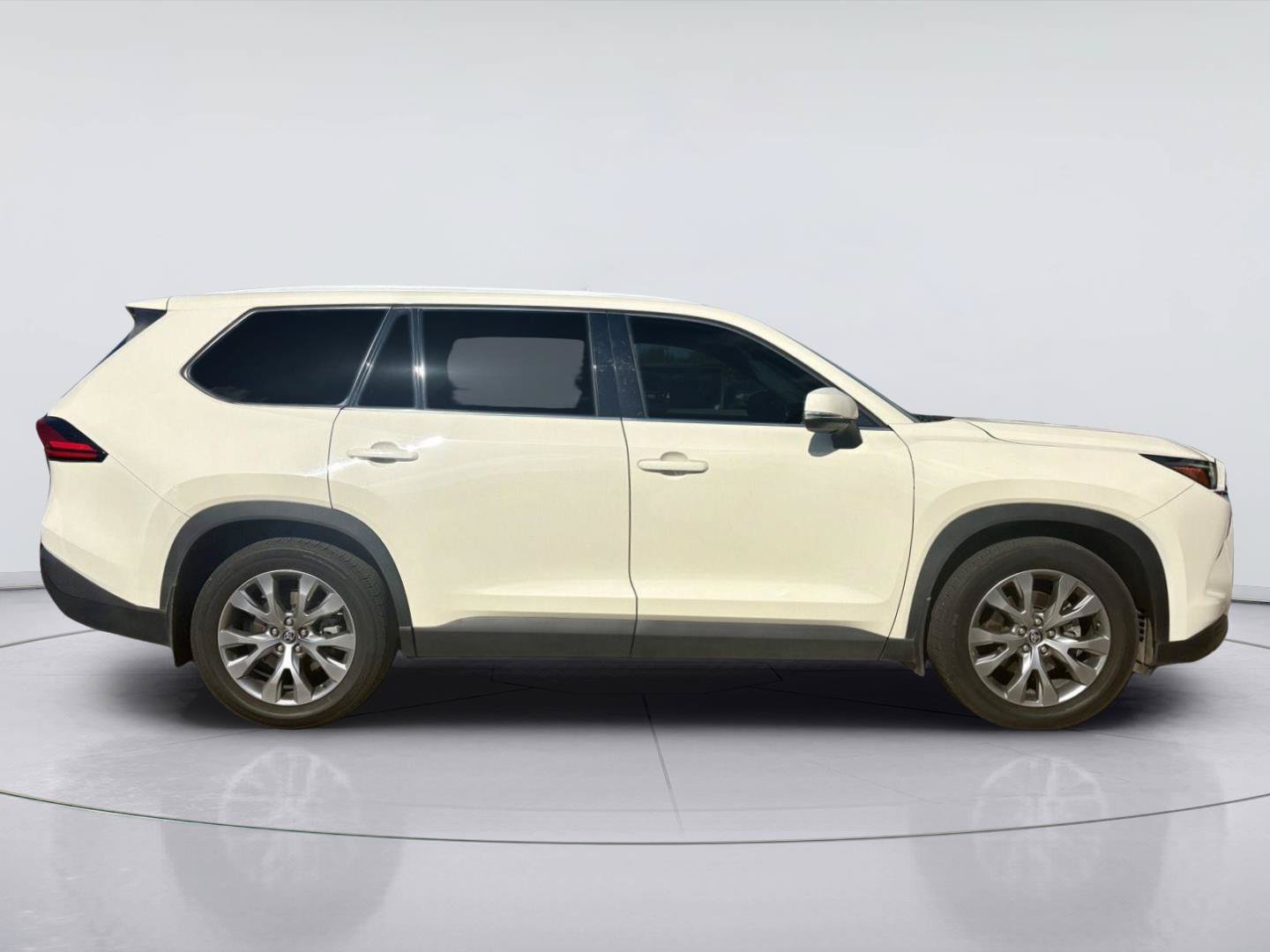 Used 2024 Toyota Grand Highlander FWD image 2