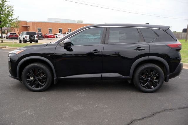 Used 2022 Nissan Rogue SV image 2