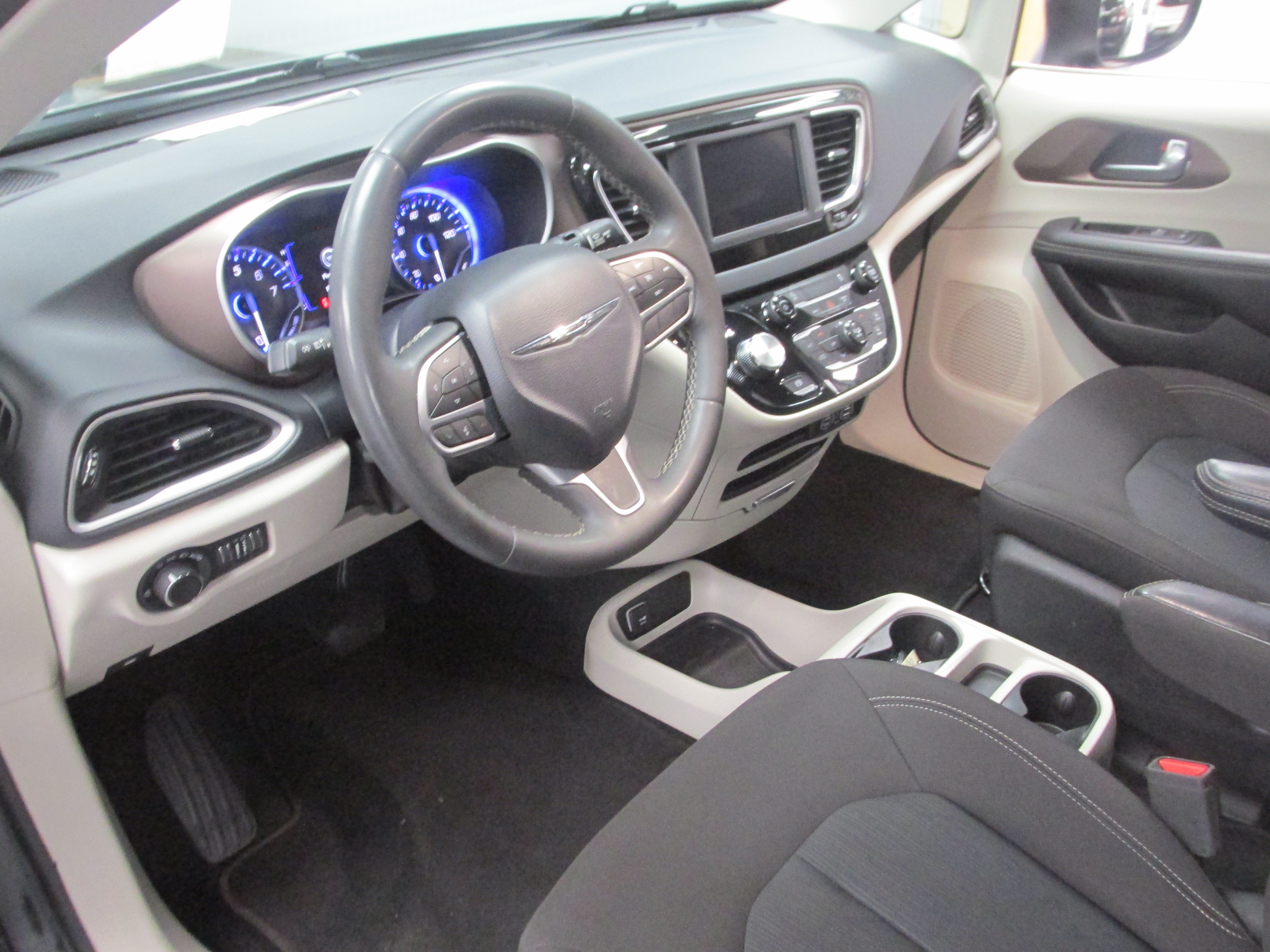 Used 2023 Chrysler Voyager LX FWD image 23