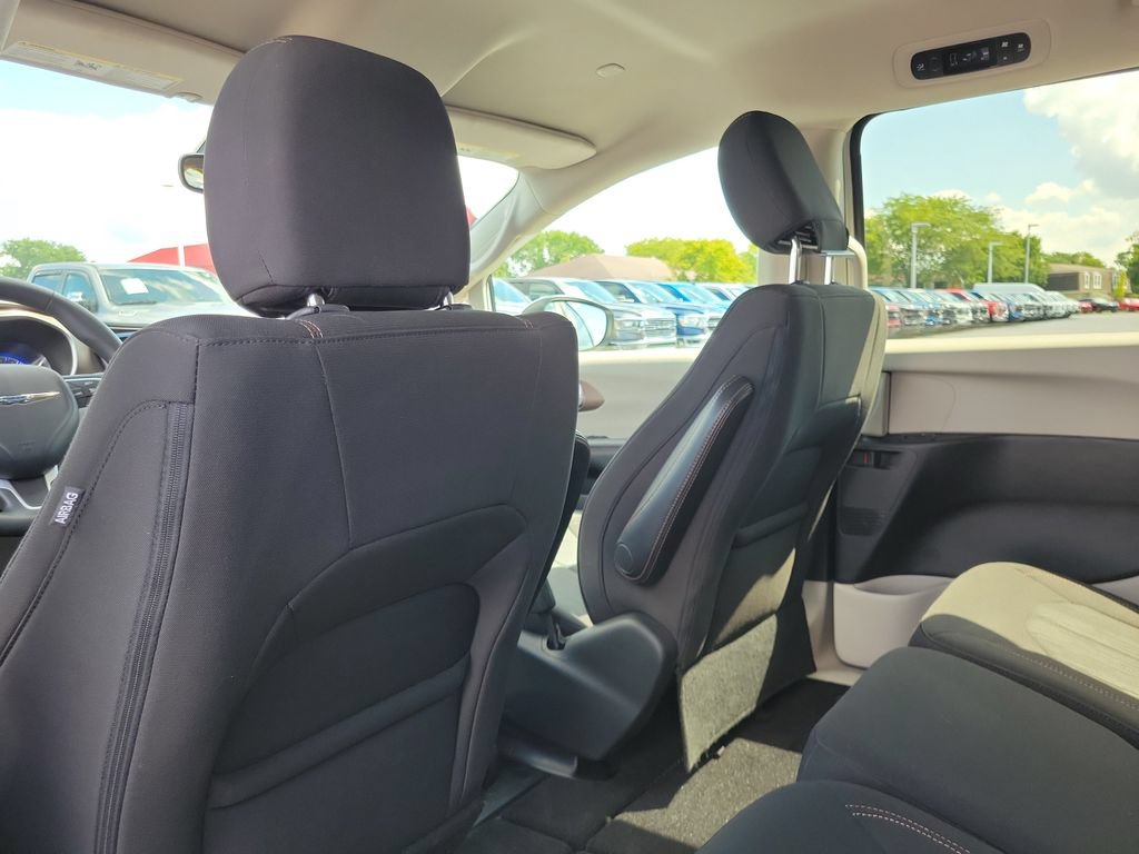 Used 2017 Chrysler Pacifica LX w/ Tire & Wheel Group FWD image 16