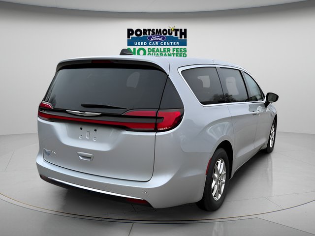 Used 2024 Chrysler Pacifica Touring-L FWD image 31