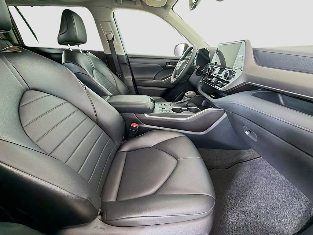 Used 2023 Toyota Highlander XLE AWD/4WD image 23