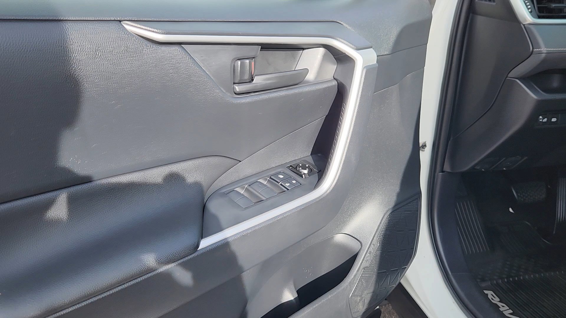 Used 2019 Toyota RAV4 LE image 18