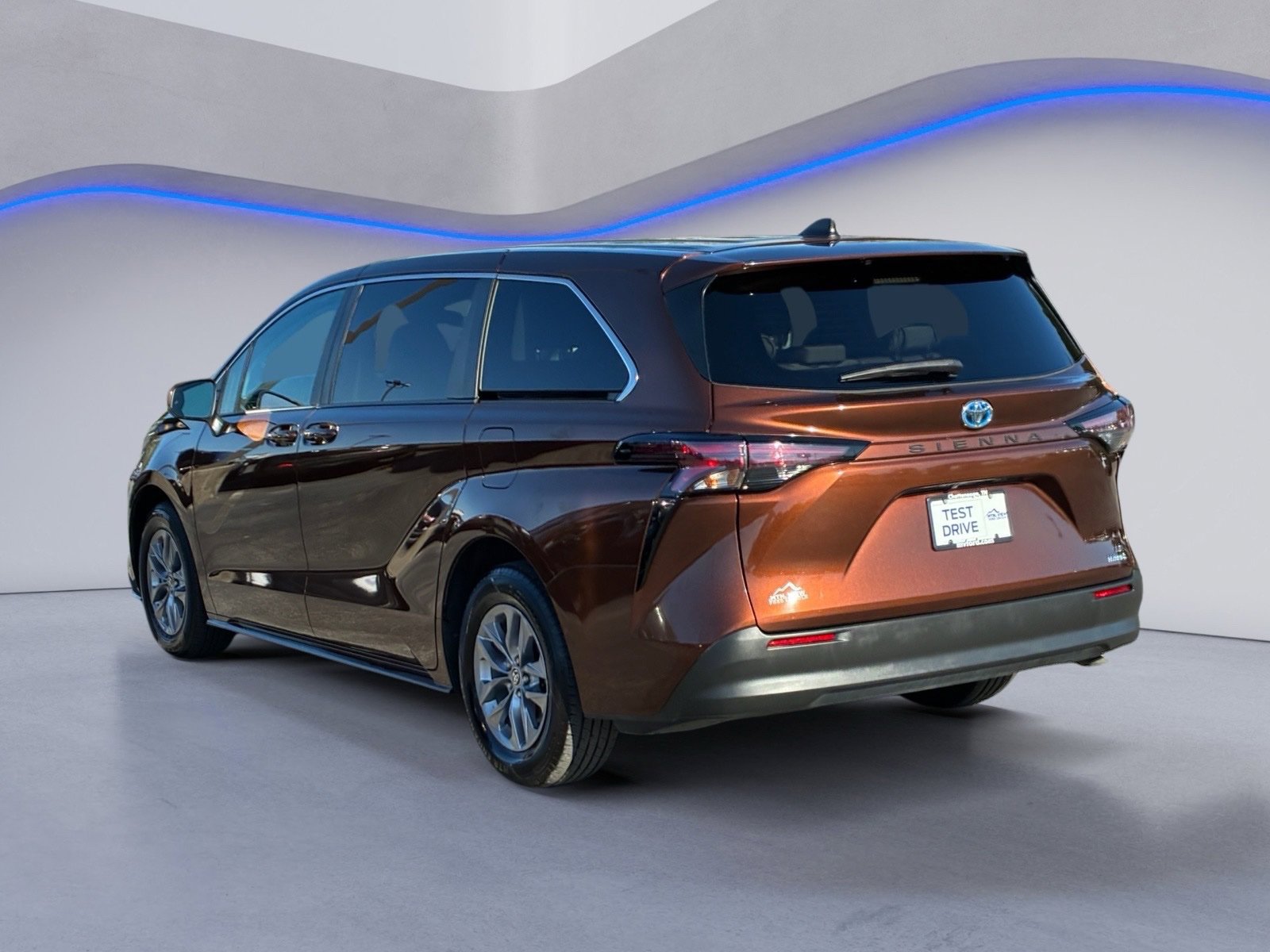 Used 2024 Toyota Sienna LE FWD image 3