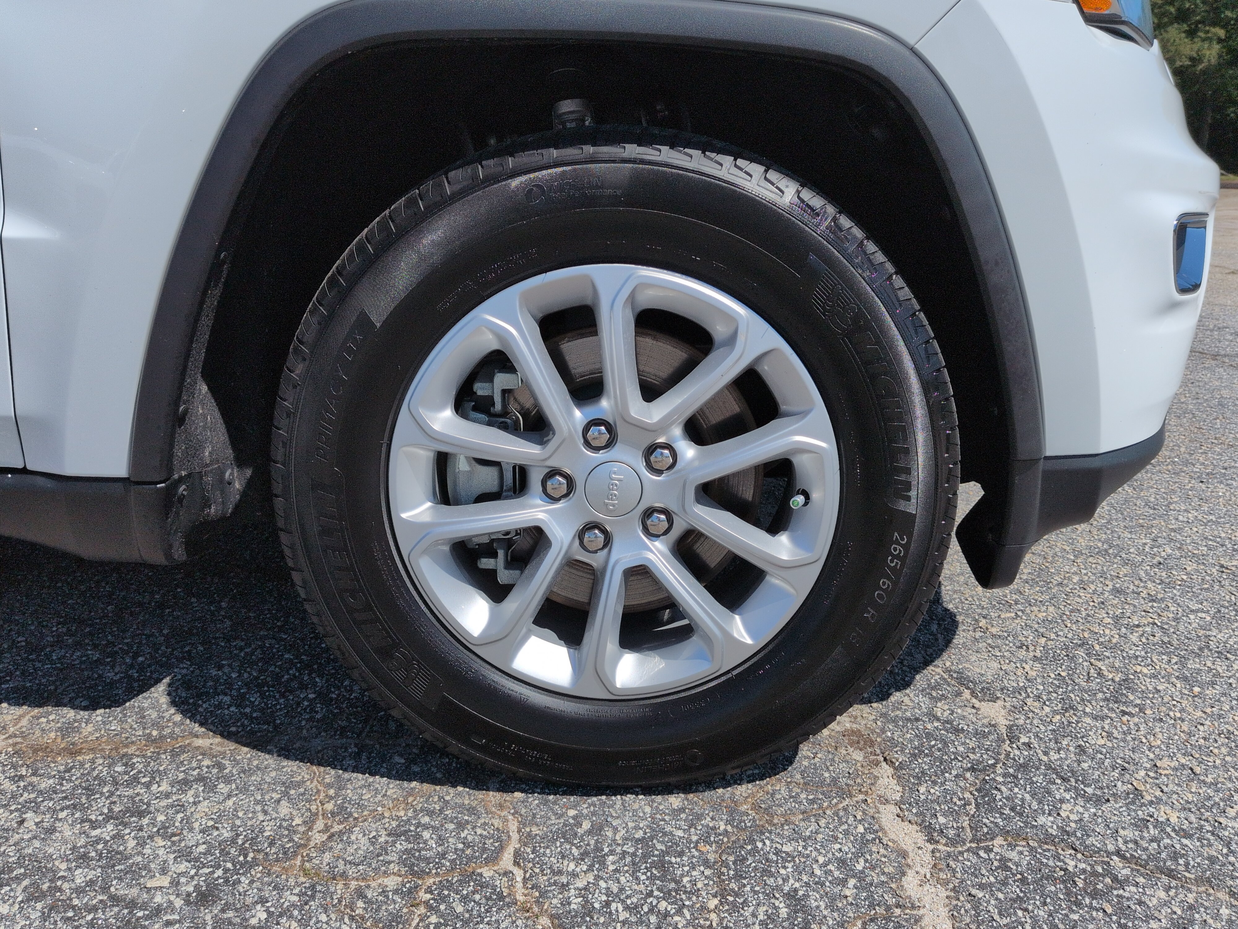 Used 2021 Jeep Grand Cherokee Laredo RWD image 9