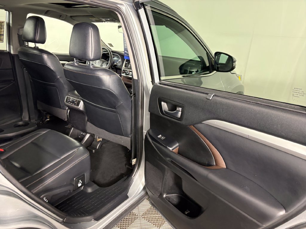 Used 2019 Toyota Highlander XLE FWD image 35
