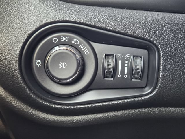 Used 2021 Jeep Renegade Latitude FWD image 21
