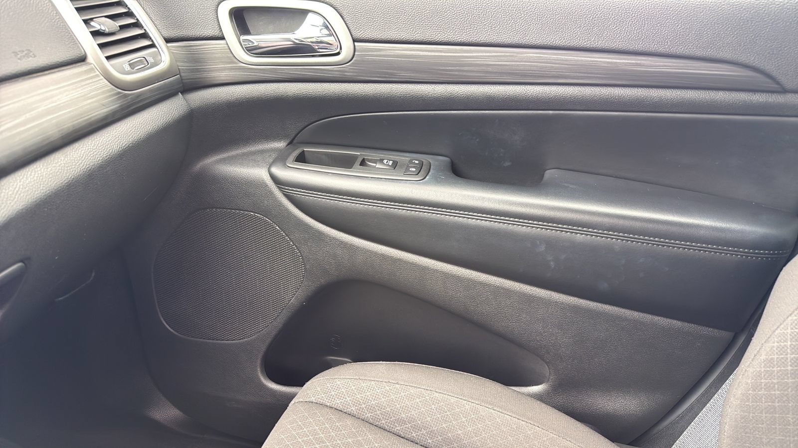 Used 2021 Jeep Grand Cherokee Laredo RWD image 23