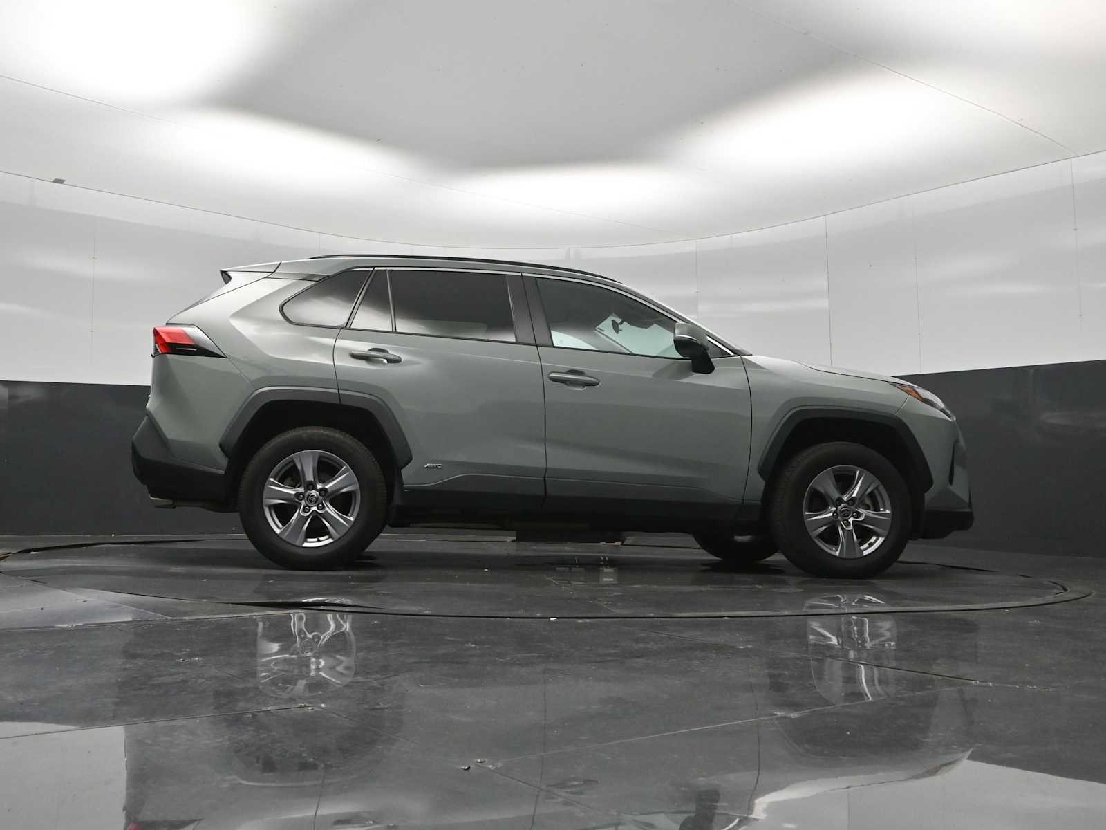 Used 2022 Toyota RAV4 XLE w/ XLE Grade Weather Package AWD/4WD image 29