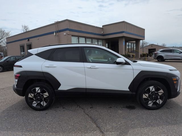 Used 2024 Hyundai Kona SEL AWD/4WD image 3