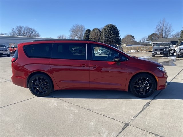 Used 2025 Chrysler Pacifica Limited FWD image 4