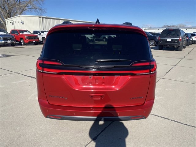Used 2025 Chrysler Pacifica Limited image 4