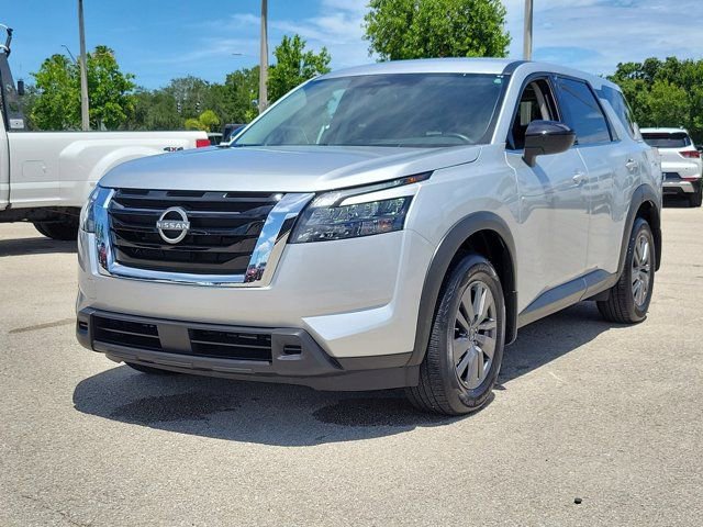 Used 2025 Nissan Pathfinder S FWD image 3