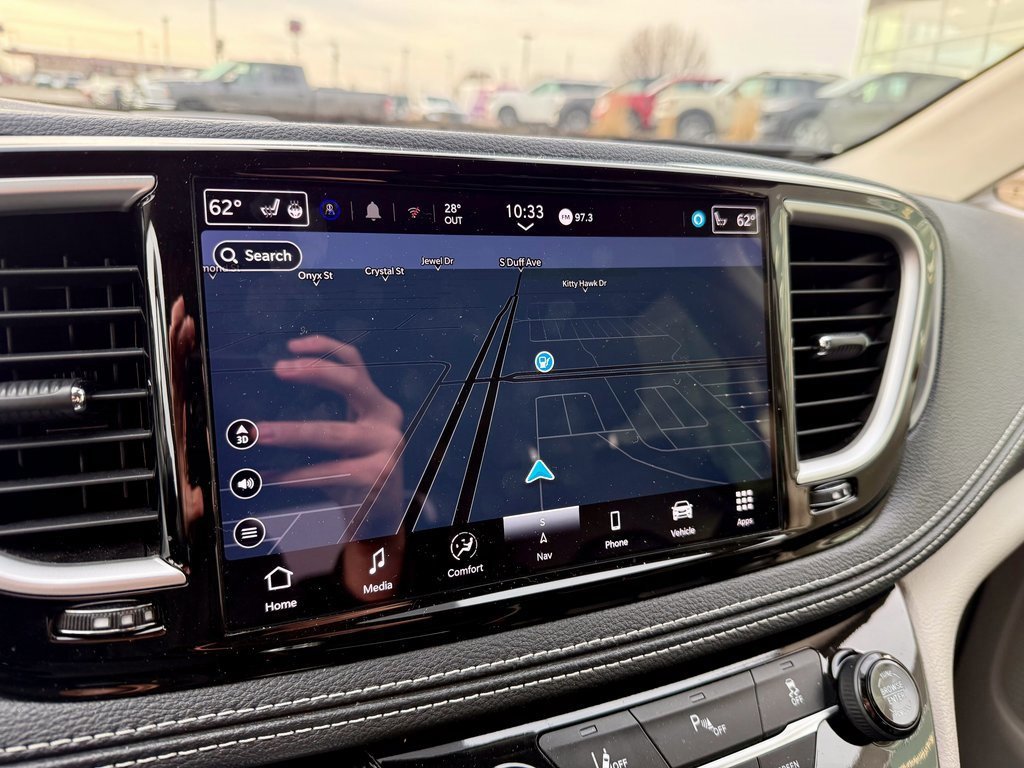 Used 2024 Chrysler Pacifica Select image 24