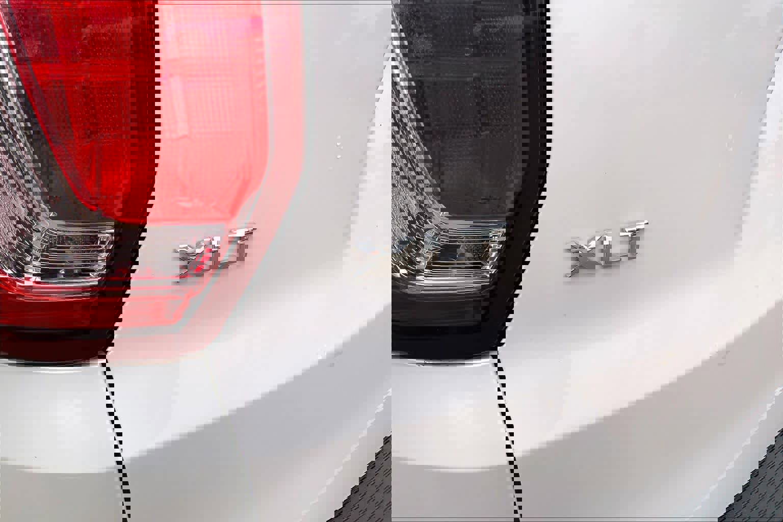 Certified 2018 Ford Explorer XLT w/ Equipment Group 202A image 12