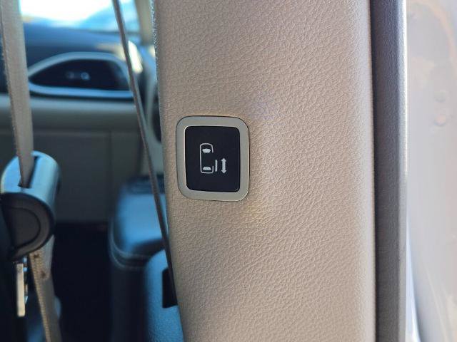 Used 2024 Chrysler Pacifica Limited FWD image 12