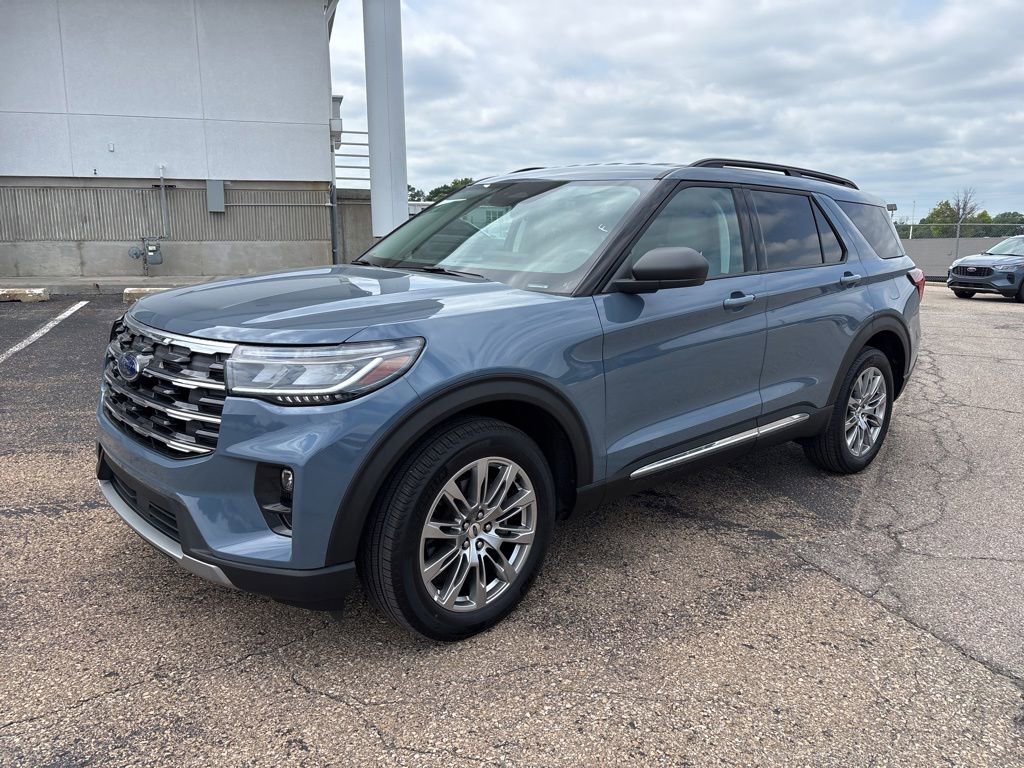 Certified 2025 Ford Explorer Active w/ Active Comfort Package AWD/4WD image 3