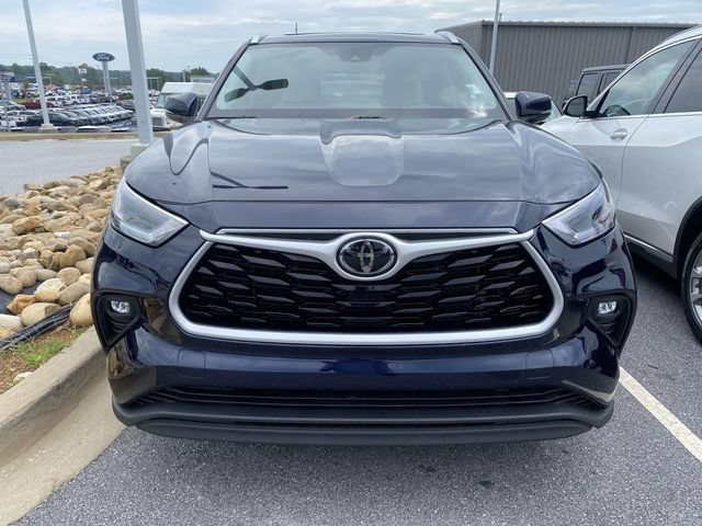 Used 2021 Toyota Highlander XLE FWD image 2