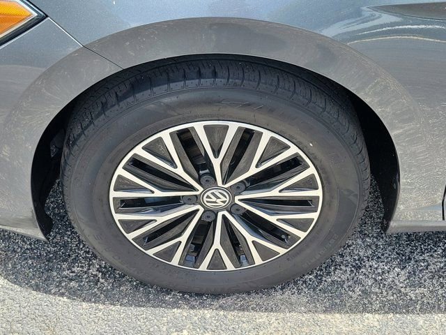 Used 2019 Volkswagen Jetta SE w/ Cold Weather Package FWD image 11