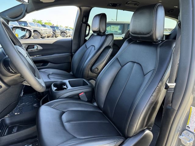 Used 2025 Chrysler Pacifica Select FWD image 14