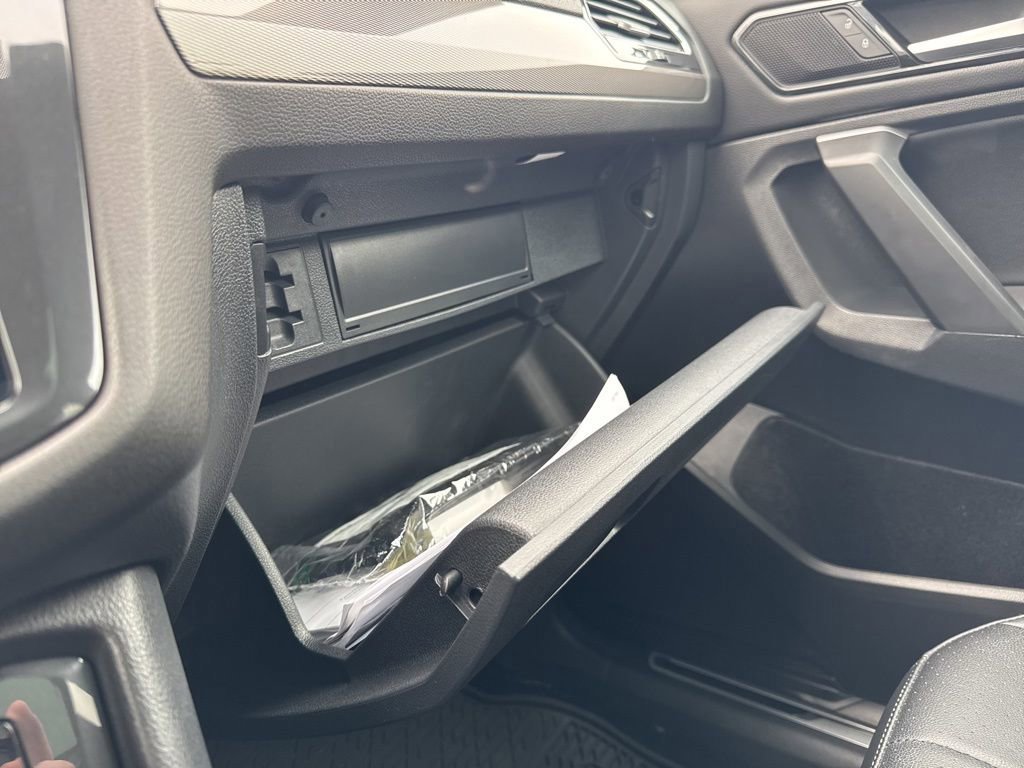 Used 2024 Volkswagen Tiguan SE R-Line image 29