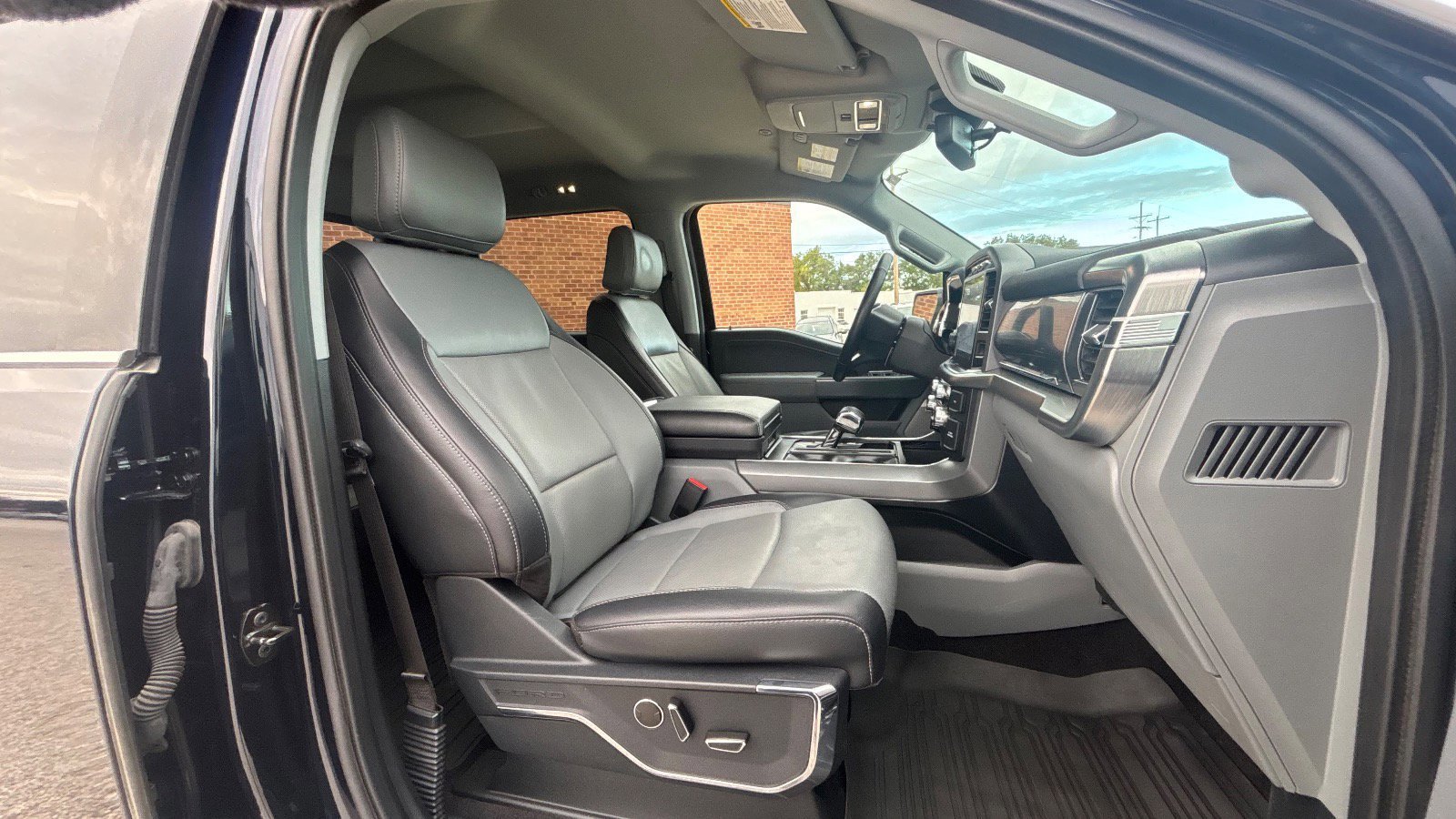 Certified 2022 Ford F150 Lariat w/ Equipment Group 502A High image 26