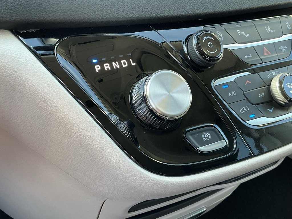 Used 2024 Chrysler Pacifica Touring-L image 43