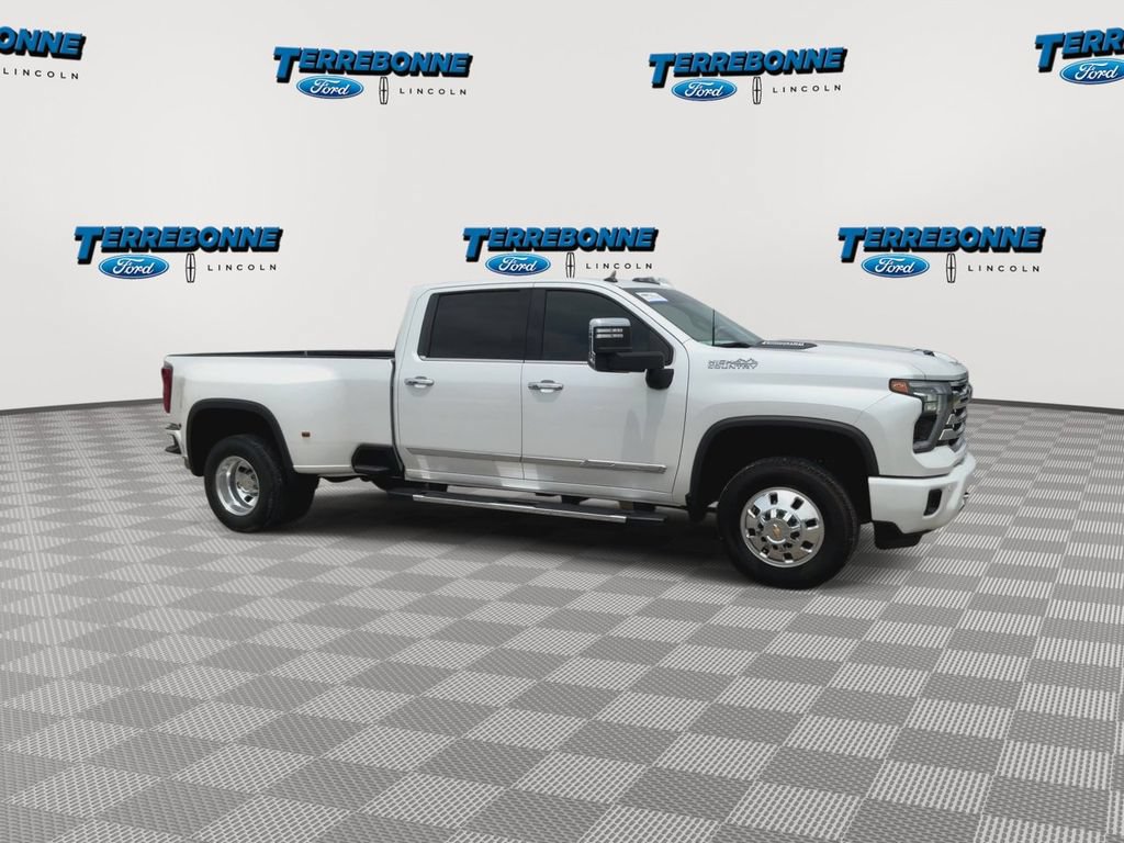 Used 2024 Chevrolet Silverado 3500 High Country w/ High Country Premium Package AWD/4WD image 2