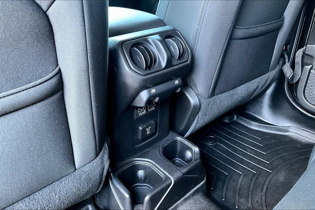 Used 2019 Jeep Wrangler Unlimited Sahara AWD/4WD image 13