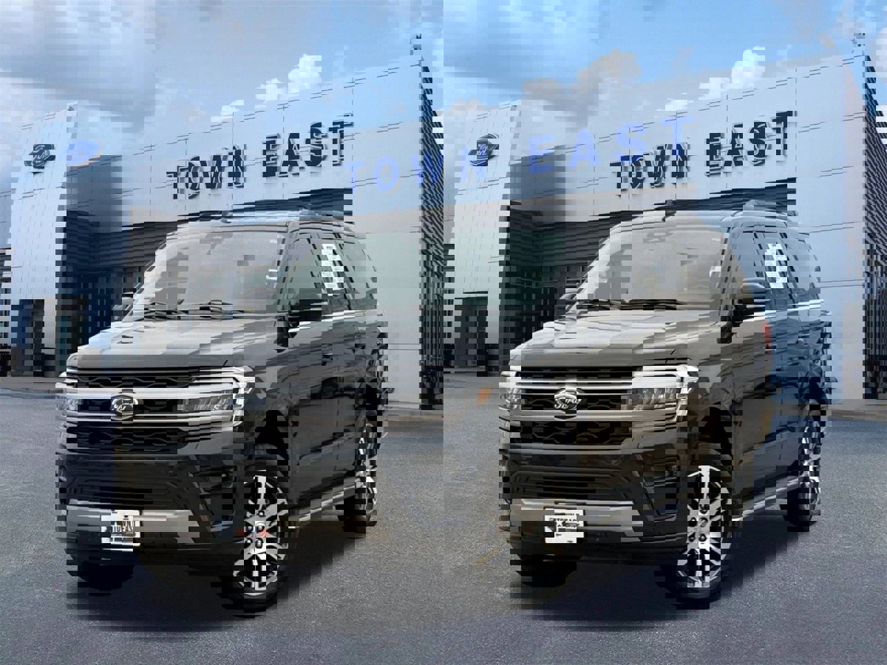 Certified 2022 Ford Expedition XLT image 1