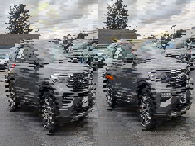 Certified 2022 Ford Explorer XLT w/ Equipment Group 202A image 8