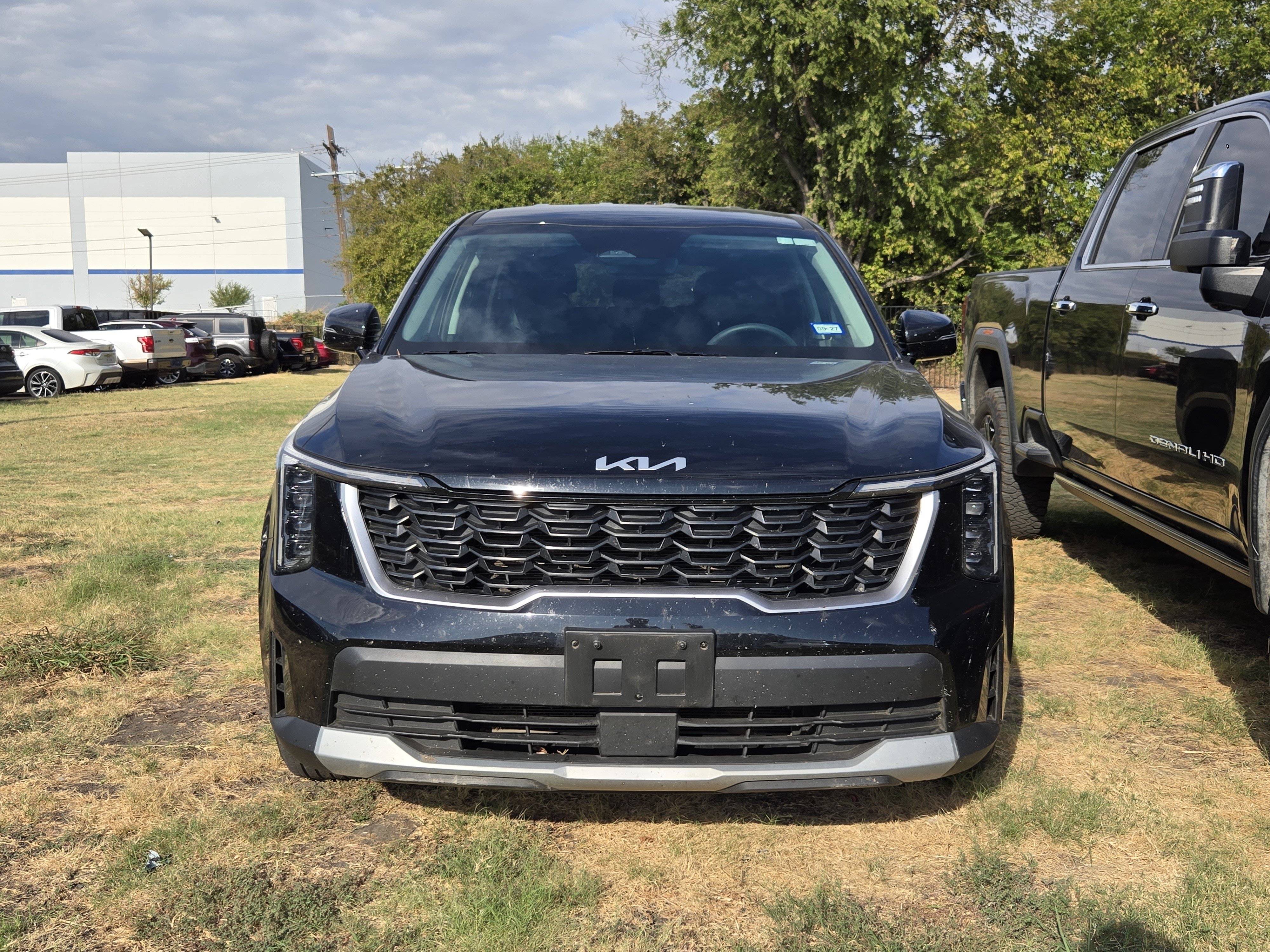 Used 2025 Kia Sorento LX FWD image 2