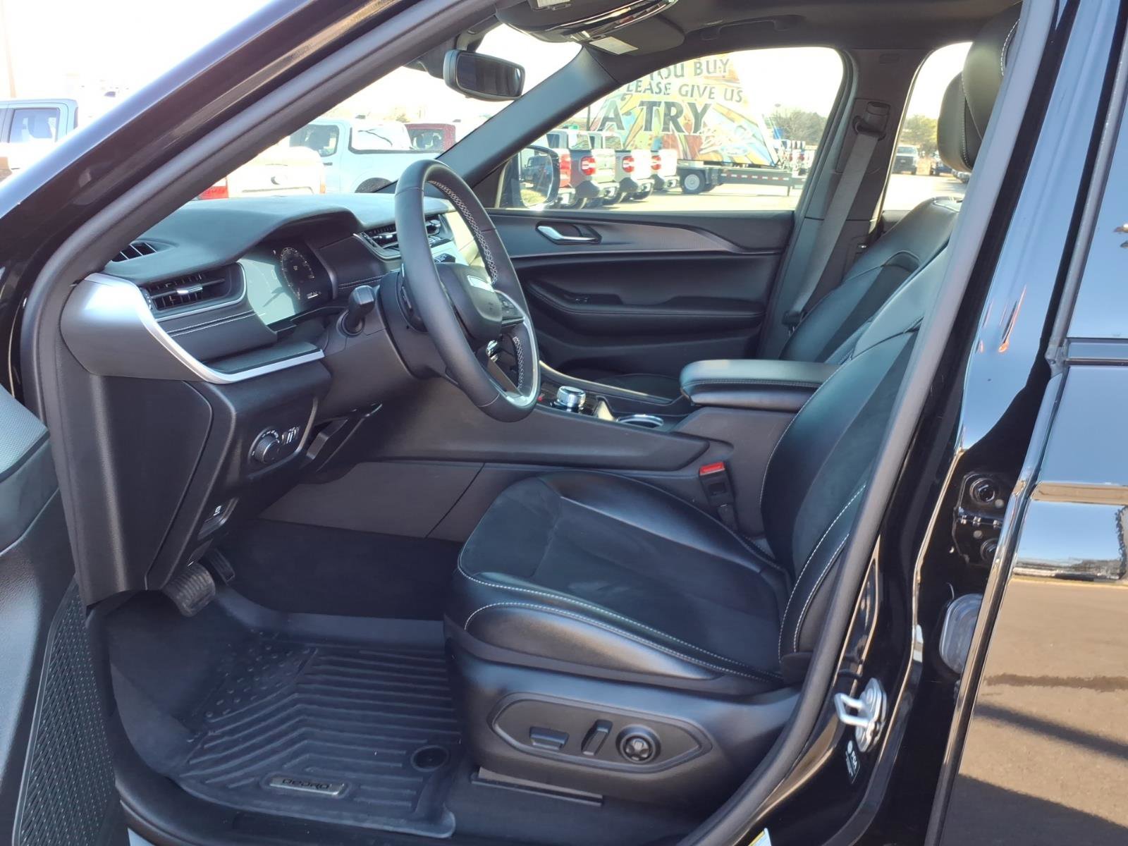 Used 2024 Jeep Grand Cherokee L Altitude image 11