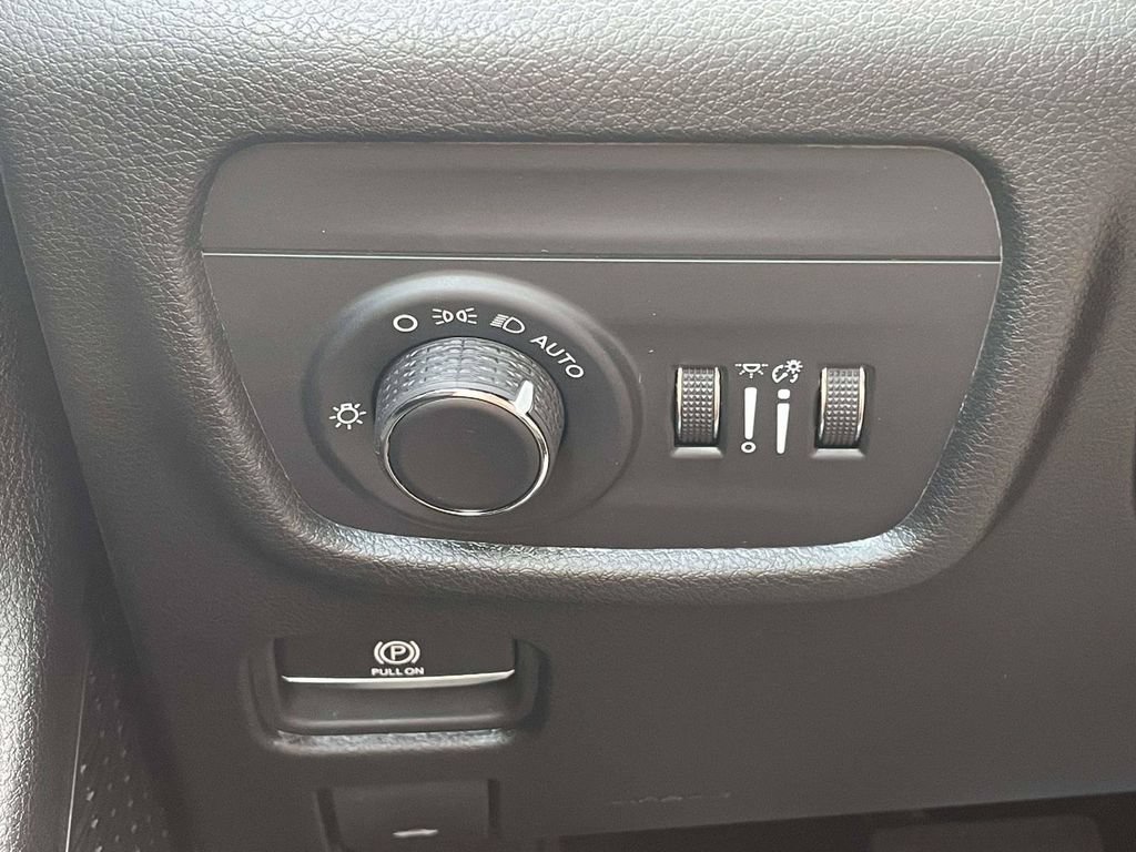 Used 2024 Jeep Grand Cherokee L Altitude RWD image 27