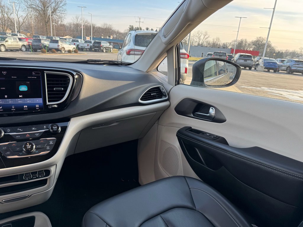 Used 2023 Chrysler Pacifica Touring-L image 24