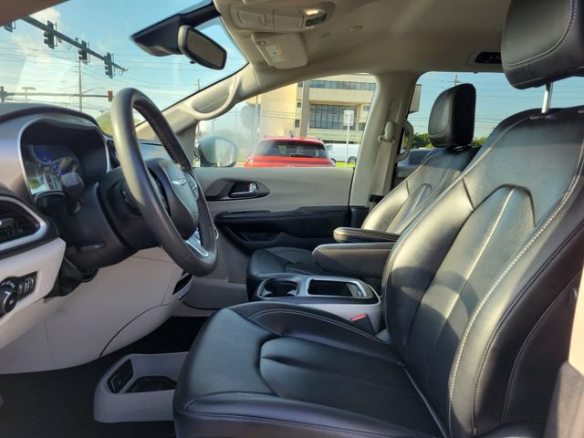 Used 2024 Chrysler Pacifica Touring-L FWD image 18